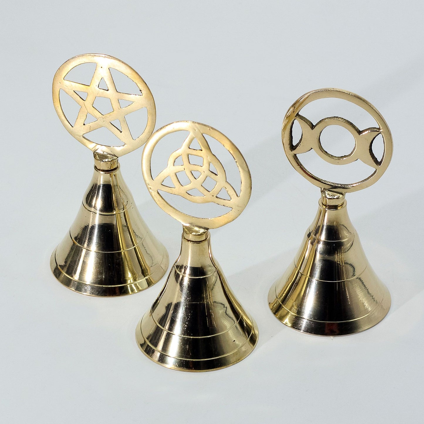 Oltárny mosadzný zvonček – triquetra
